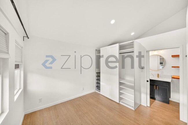 Building Photo - 2602 Deodar St