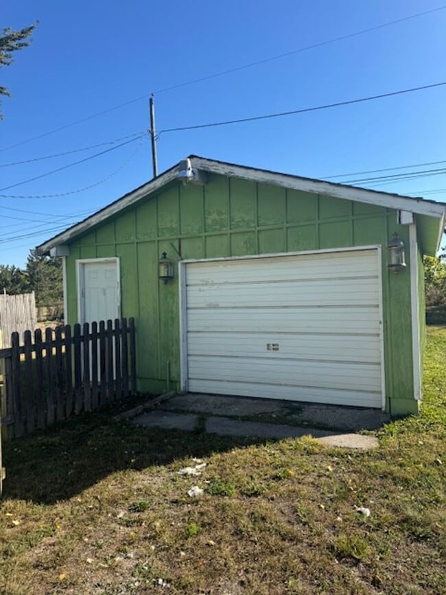 Building Photo - 2217 Shadybrook Dr