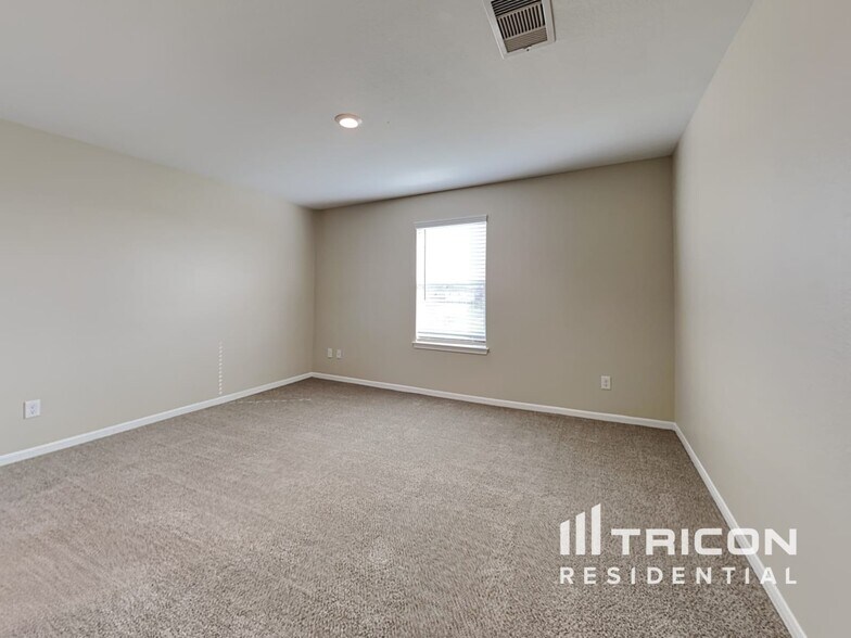 Building Photo - 100 Comanche Plains Rd