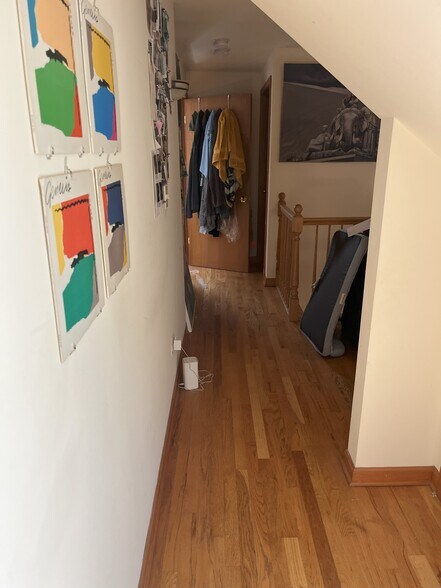 Hallway - 4322 N Lincoln Ave