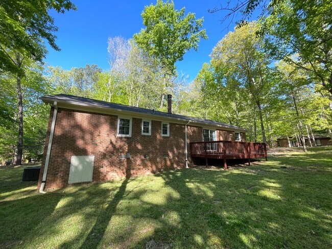 Building Photo - Lovely 3br 2ba home in quiet Chapel Hill neighborhood, walking distance to McDougle Elementary!