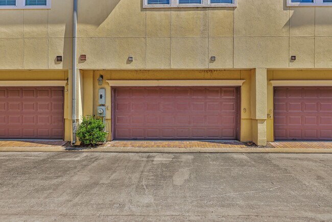 Building Photo - 12 Tassia Ln