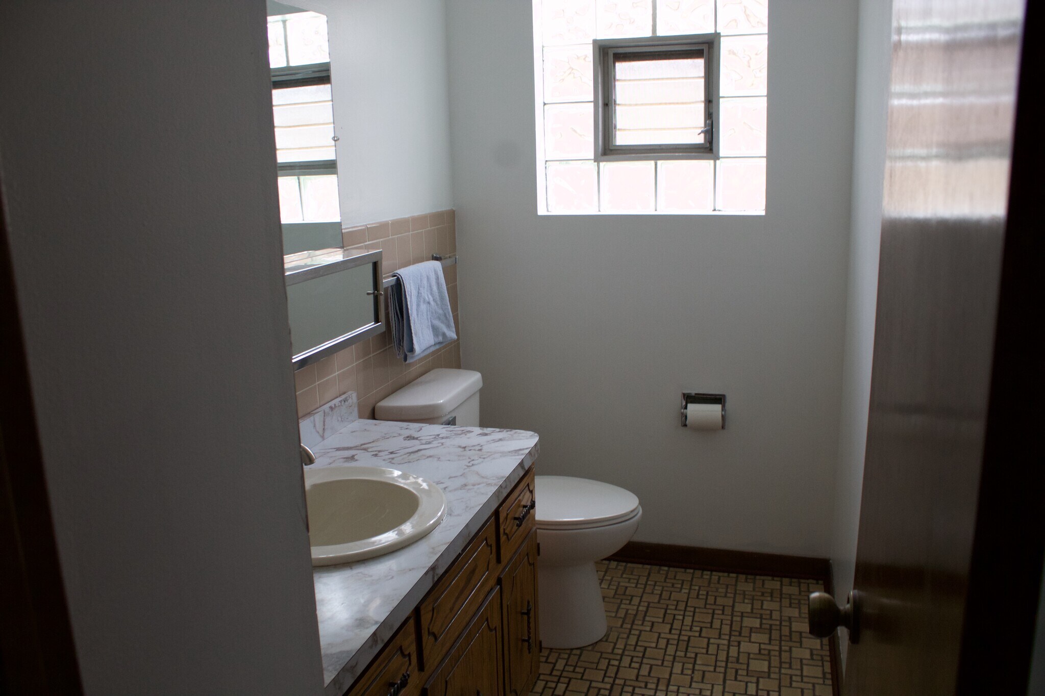 1/2 bath - 5127 W Carmen Ave