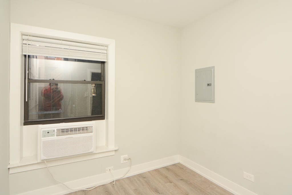 Building Photo - 714 W Brompton Ave