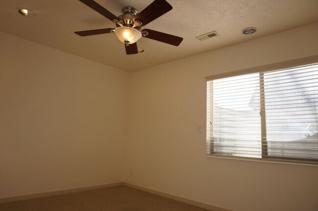 Building Photo - Beautiful Pleasant Grove 6 Bedroom With Mo...