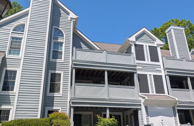 Building Photo - Inviting Townhome Living in Desirable Reston Community