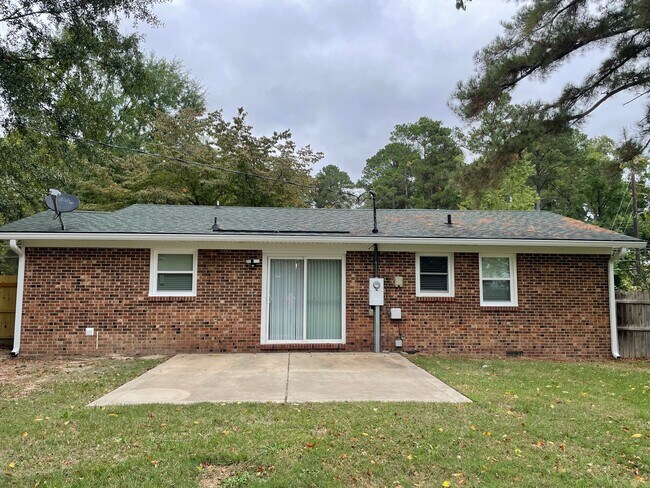 Building Photo - Cute 3 Bed 2 Bath with Fenced Yard