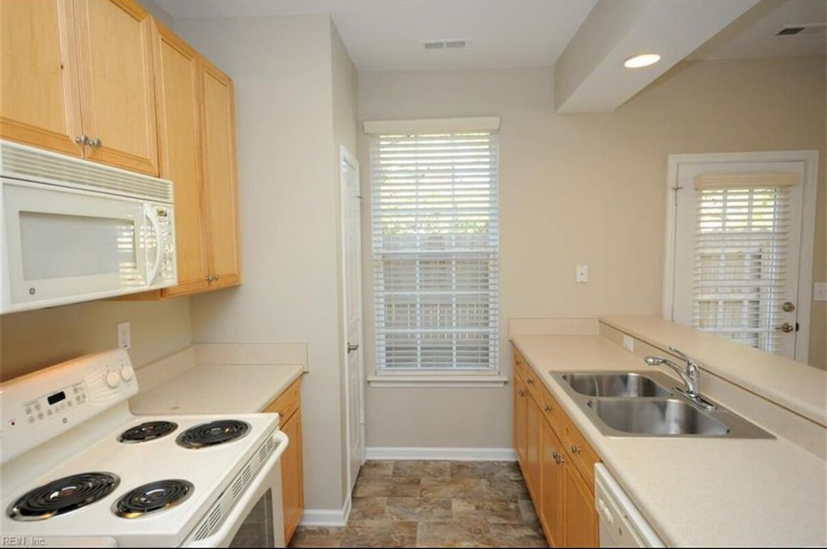 Building Photo - 5320 Hayton Way
