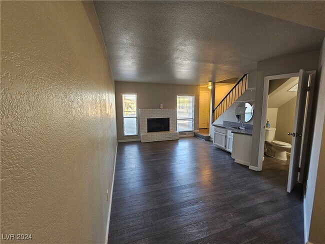 Building Photo - 3749 Carlyle Dr