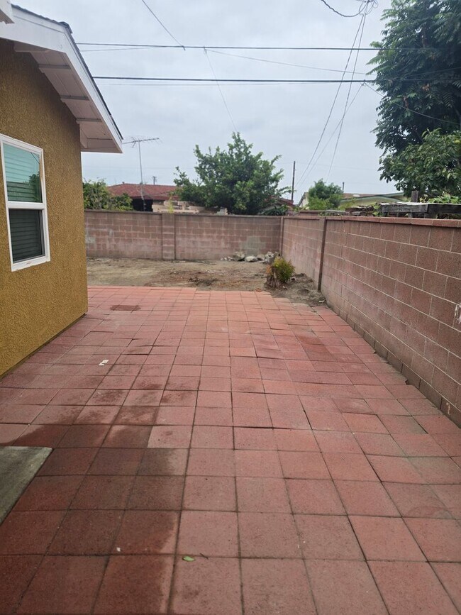 Building Photo - Beautifully Maintained 6-Bedroom Home in t...