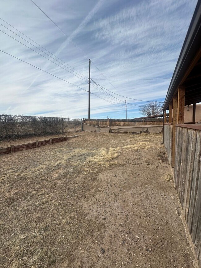 Building Photo - Welcome to this charming 3-bedroom, 2-bathroom home located in Albuquerque, NM