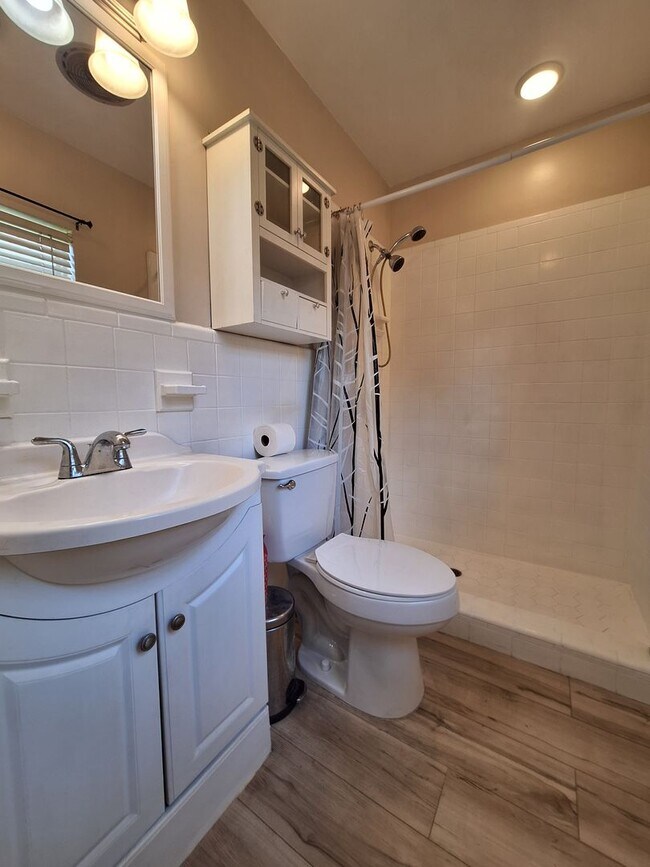 Building Photo - Stylish 4-Bedroom Belle Isle Retreat with ...