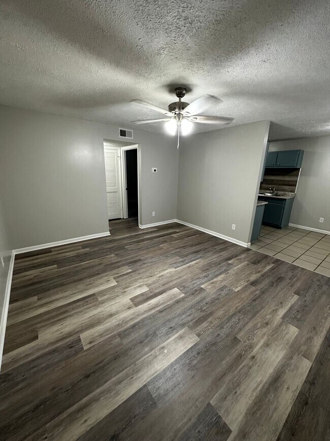 Building Photo - Newly Renovated 1 Bedroom, available Mid A...