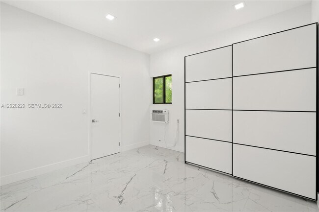 Building Photo - 112 E 1st Ct