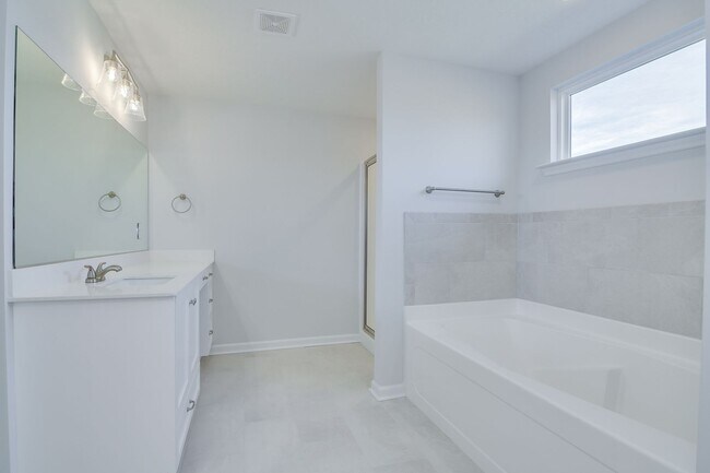 Building Photo - Like New Home - 4 Bed 3 Bath