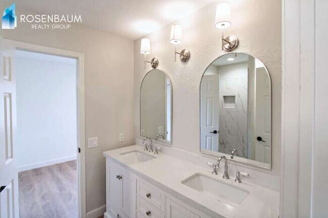Building Photo - Stunning 2-beds, 2-baths Desert Retreat  in the highly desirable North Scottsdale area!