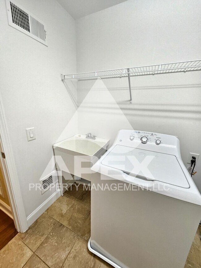 Building Photo - Gorgeous 4 Bd/3 Ba Luxury Condo in the Cot...