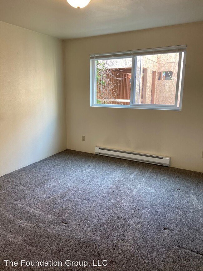 Building Photo - 210 10th Ave E