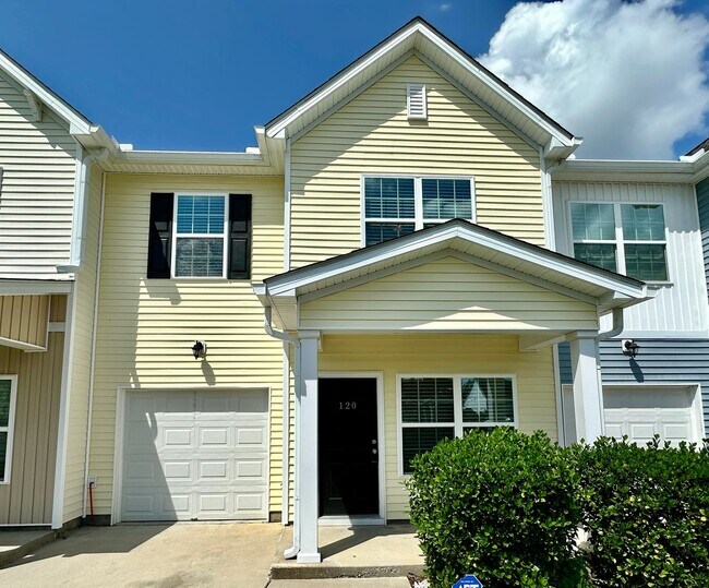 Building Photo - 3 Bed 2 Bath Townhome Located in Cokers Commons in Goose Creek!