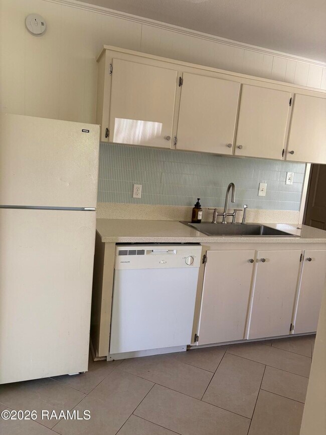 Building Photo - 509 Alonda Dr