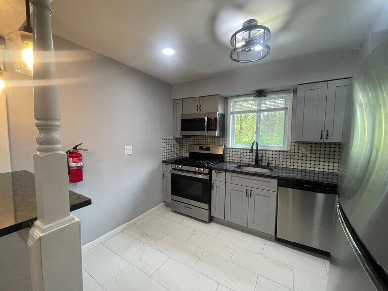 Building Photo - 180 Littleton Rd