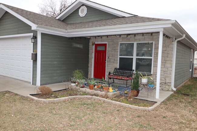 Building Photo - Spacious Home for Rent!