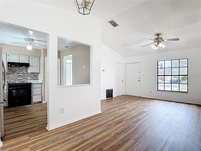 Building Photo - 115 Lindenwood Ln