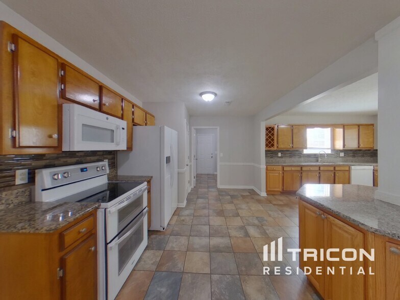 Building Photo - 2108 Montgomery Ln