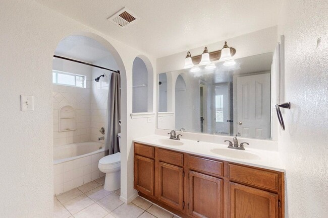 Building Photo - Beautiful 4 bedroom, 2 bath home in Northeast El Paso!