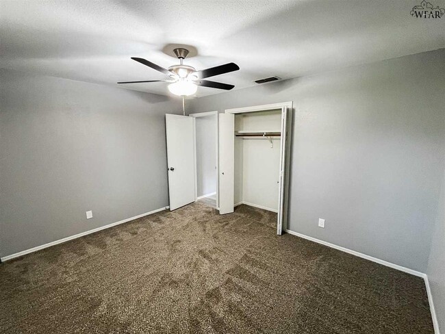 Building Photo - 4624 Trailwood Dr
