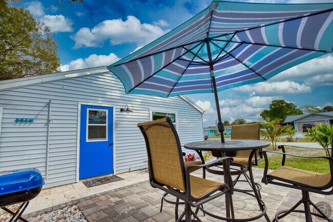 Building Photo - Annual Cottage minutes from Manasota Key Beach!  (2 Units on Property)
