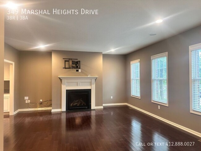 Building Photo - Beautiful 3 bedroom 2.5 bath townhome Mars...