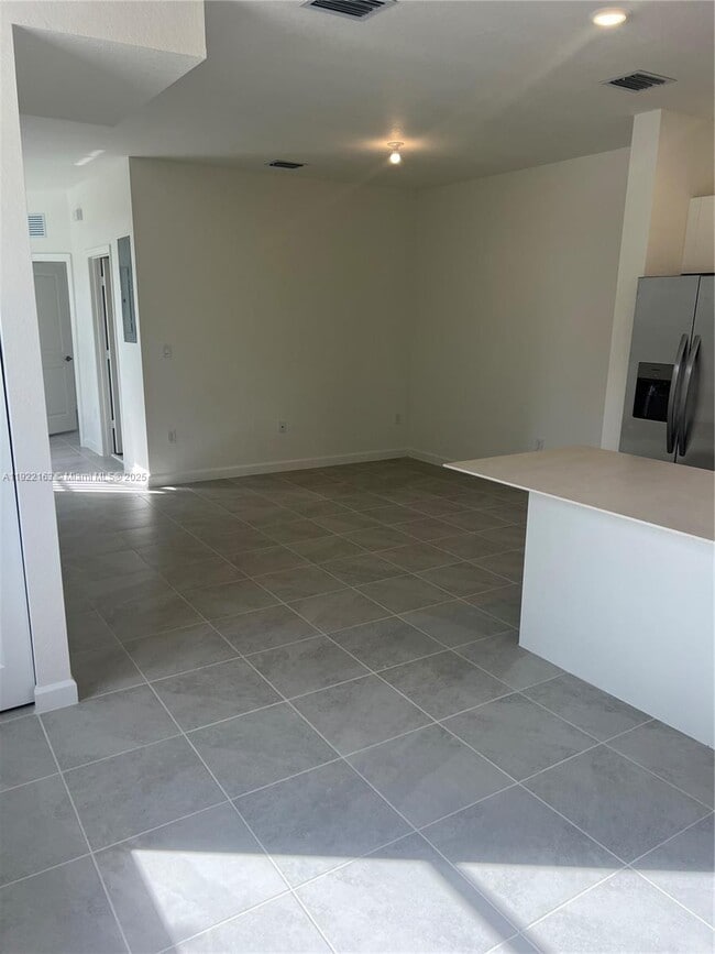 Building Photo - 2633 SE 27th Dr