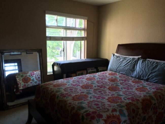 Building Photo - Charming 1-Bedroom Condo with Park-Like Views in Gated Community