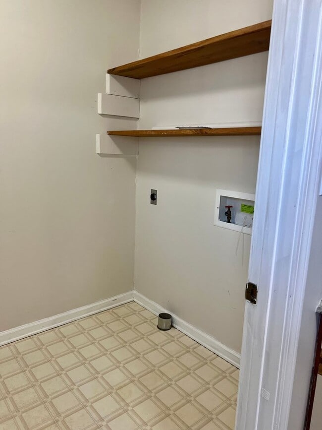 Building Photo - AVAILABLE NOW! 3 Bedroom, 2 Bath Home off Needmore Road