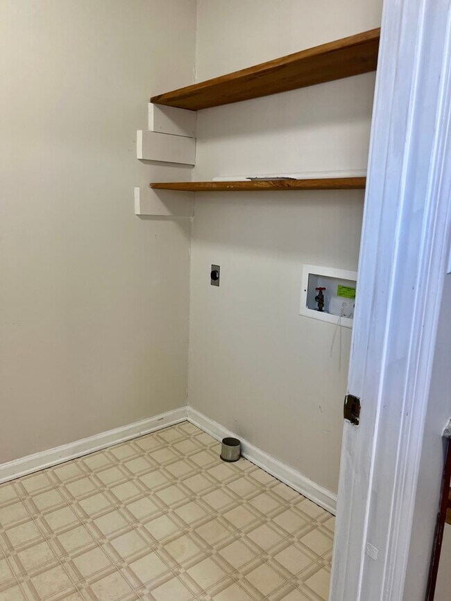 Building Photo - COMING SOON! 3 Bedroom, 2 Bath Home off Ne...