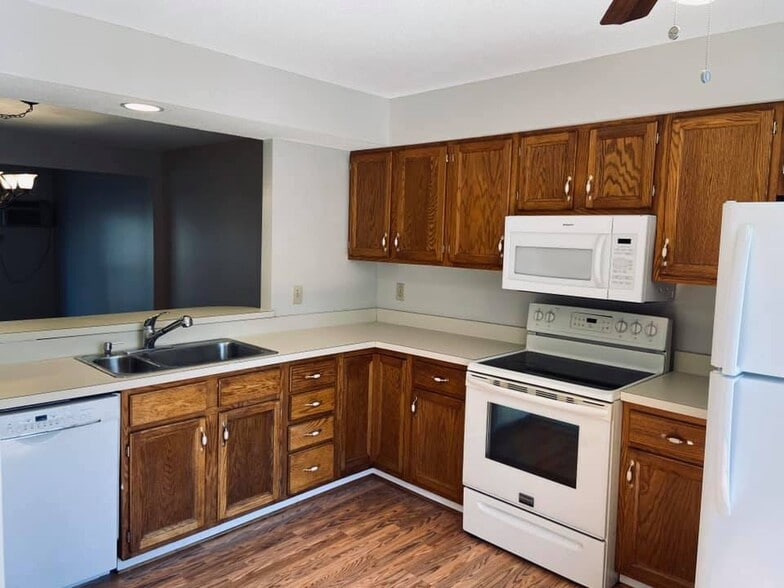 Building Photo - 70 Old Town Rd