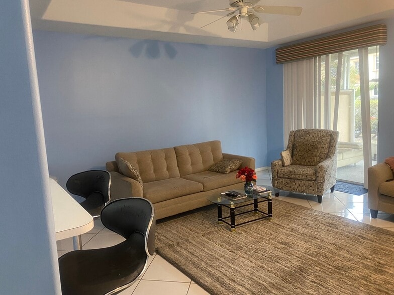 Building Photo - 9678 Royal Palm Blvd