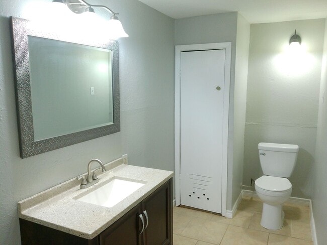 Building Photo - 3921 Chestnut St