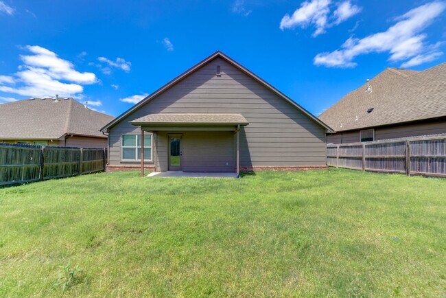 Building Photo - 3 Bed | Bath in Broken Arrow!