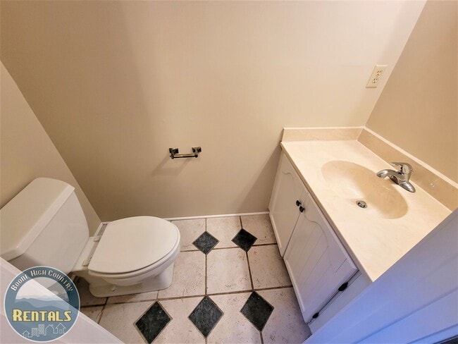 Building Photo - 1/1.5 Townhome located near Boone Golf Course!