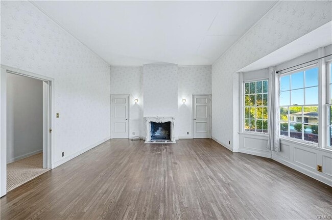 Building Photo - 1527 Royal Oaks Dr