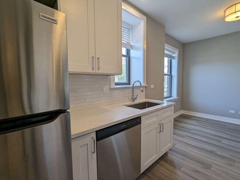 Building Photo - 3935 N Janssen Ave