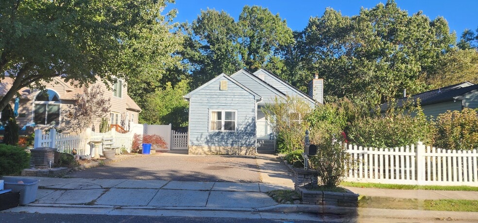Primary Photo - 136 Constitution Dr