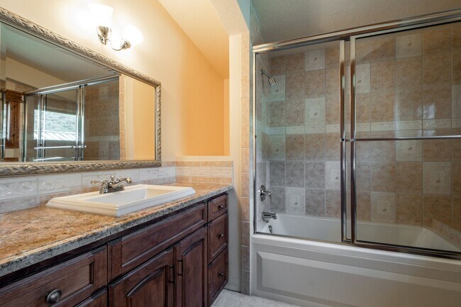 Building Photo - Private Hillside Ranch Home Available Wint...