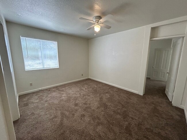 Building Photo - 3 Bedroom 1 Bathroom Single-Story