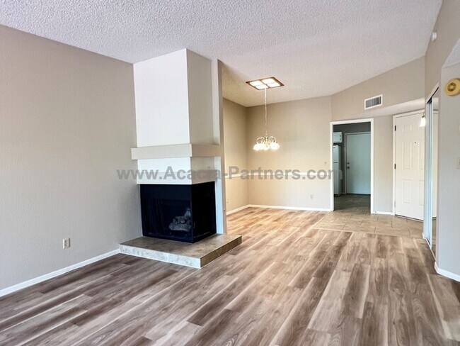 Building Photo - 2 Bdrm/2Bth Townhome