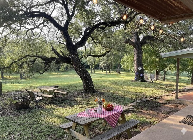 Building Photo - 601B Live Oak Street