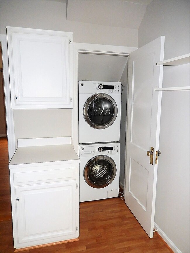 Building Photo - Charming 1 Bed 1 Bath Townhome Style Condo In Historic Arlington Village