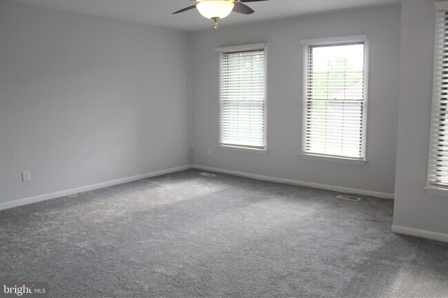 Building Photo - 27 Tudor Ct